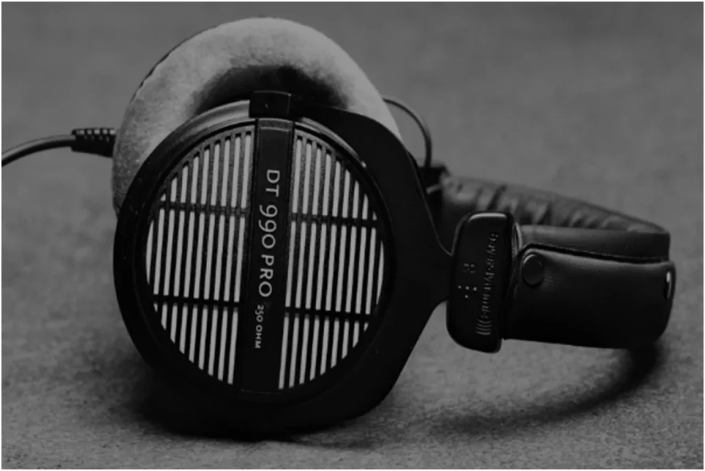 op Gaming Gears Beyerdynamic DT 990 PRO Over-Ear Studio Monitor Headphones on All About Esports
